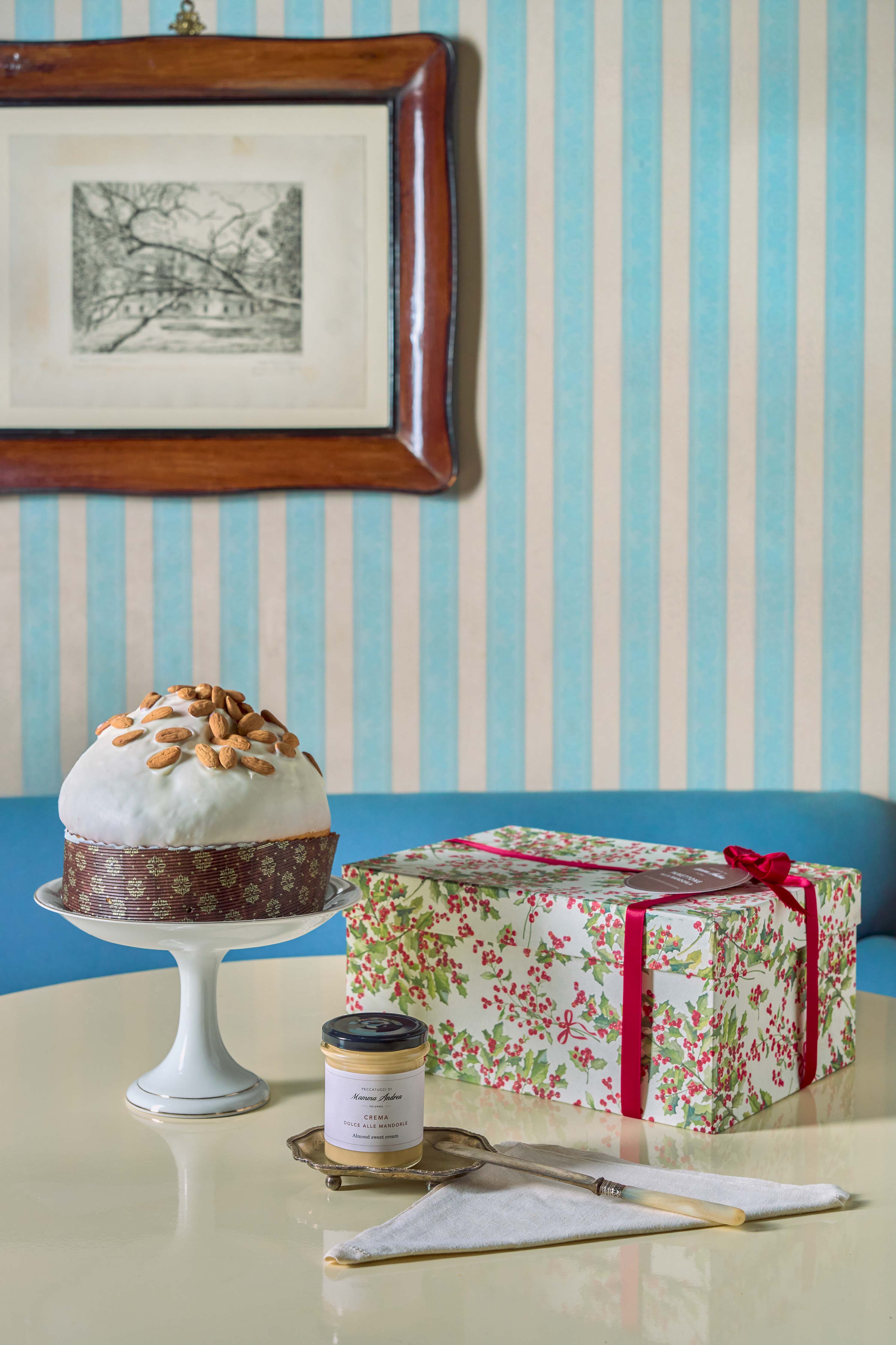 Panettone alle mandorle con crema spalmabile alle mandorle in scatola